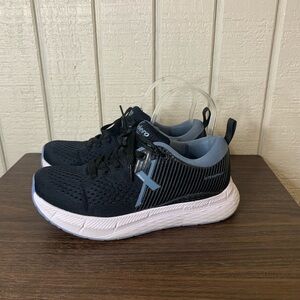 Xelero Steadfast Sneaker, size 7.5.